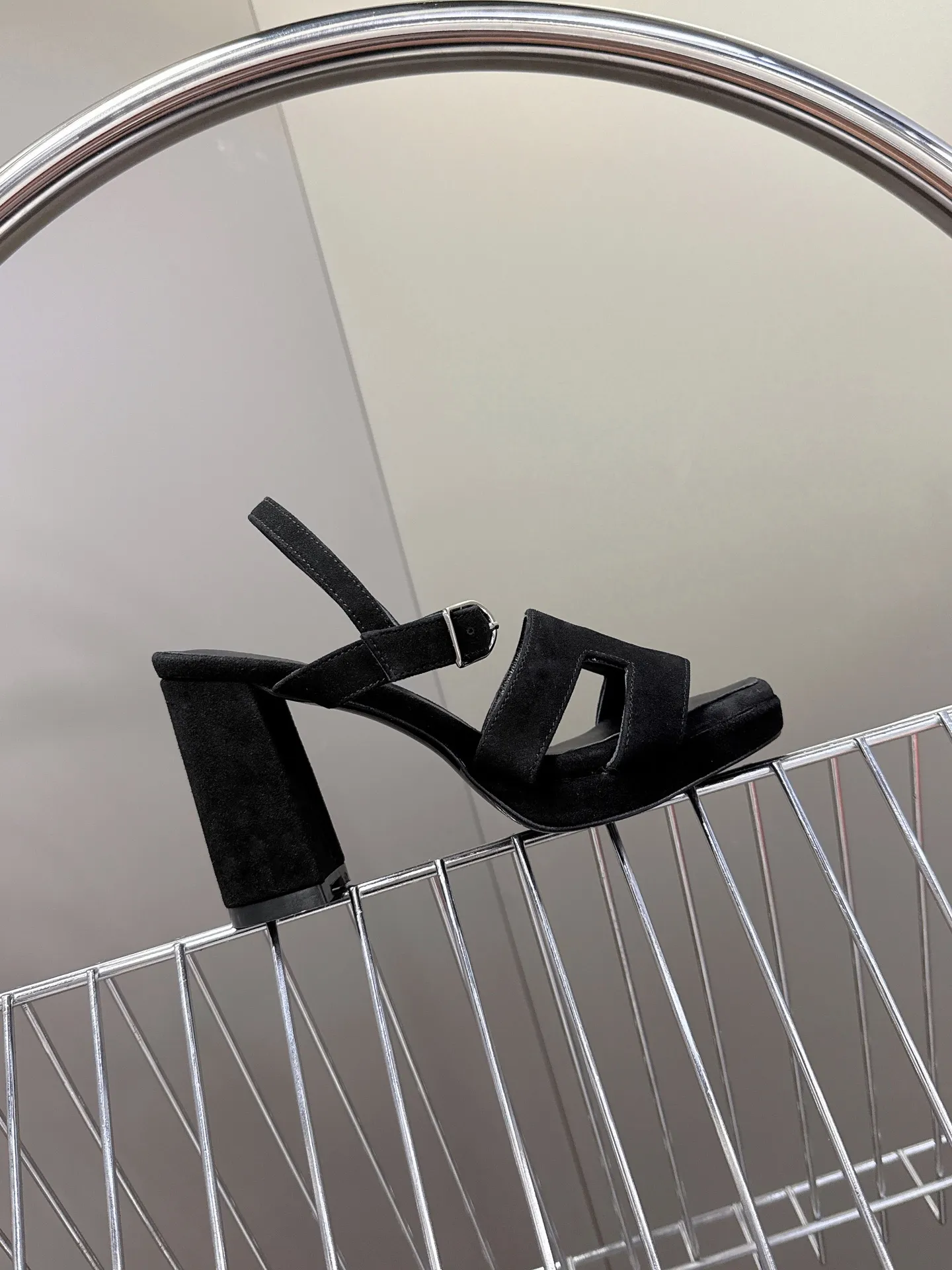 👟👟Ex-factory price 620👟👟 Hermès new spring and summer high-heeled sandals 🧡Upper: imported first-layer suede cowhide, mixed lambskin for feet, original leather outsole. You get what you pay for, genuine materials, whether it is leather, last shape, sole, or craftsmanship, all are consistent with ZP❗️ 🧡Suede high-heeled sandals, classic "H"-shaped upper with flexible ankle strap to highlight the slender ankle, about 9 cm high heels to reshape the body shape, genuine leather soles to enhance style, simple and smooth design, creating a fashionable and feminine look.  🧡Size: 35-39 yards (40 can be customized with no return or exchange) 🧡Color: multi-color 🧡Heel height: about 9 cm at the heel and 2 cm at the bottom